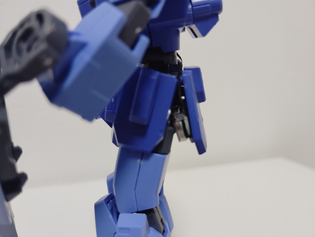 自分の技術でLEDのボタン電池2つを内部に隠す事が出来なかったのでリヤスカート裏に強引に隠しましたw