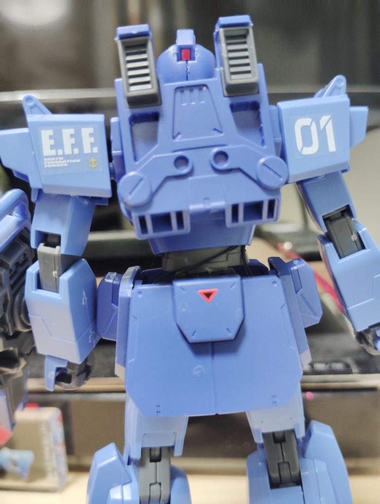 頭部から伸びるリード線も後ろの腰から丸見えw