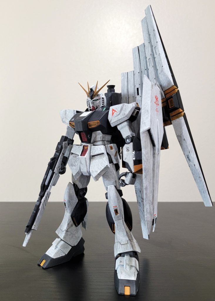 こちらはモデルを正面から見た写真です。