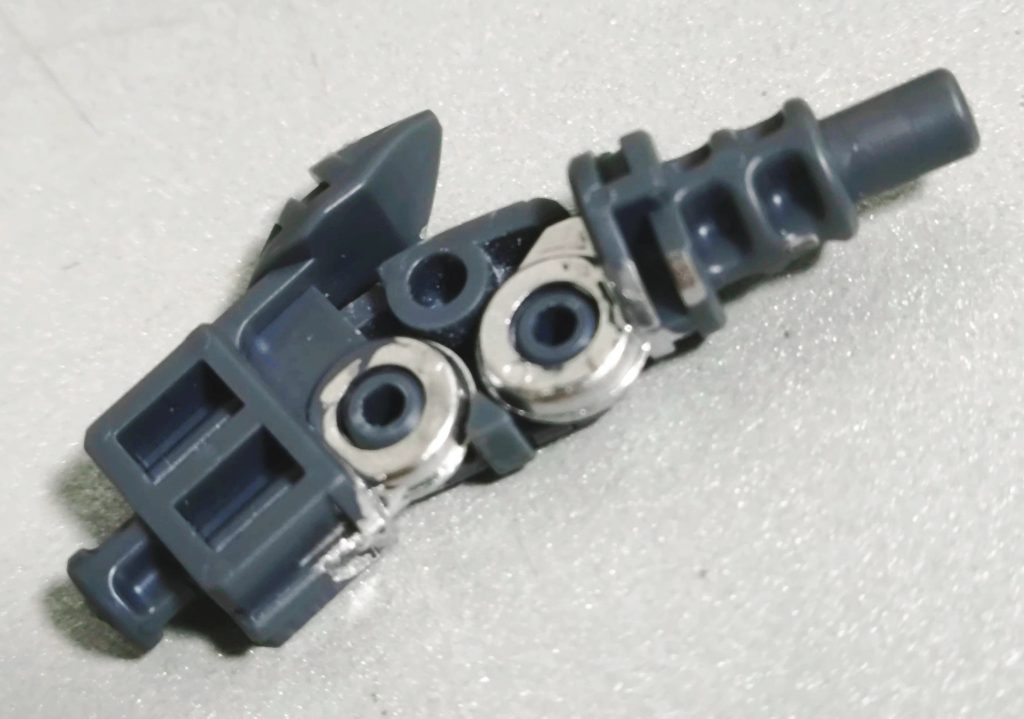 関節等をガンダムマーカーのシルバーで塗りました。