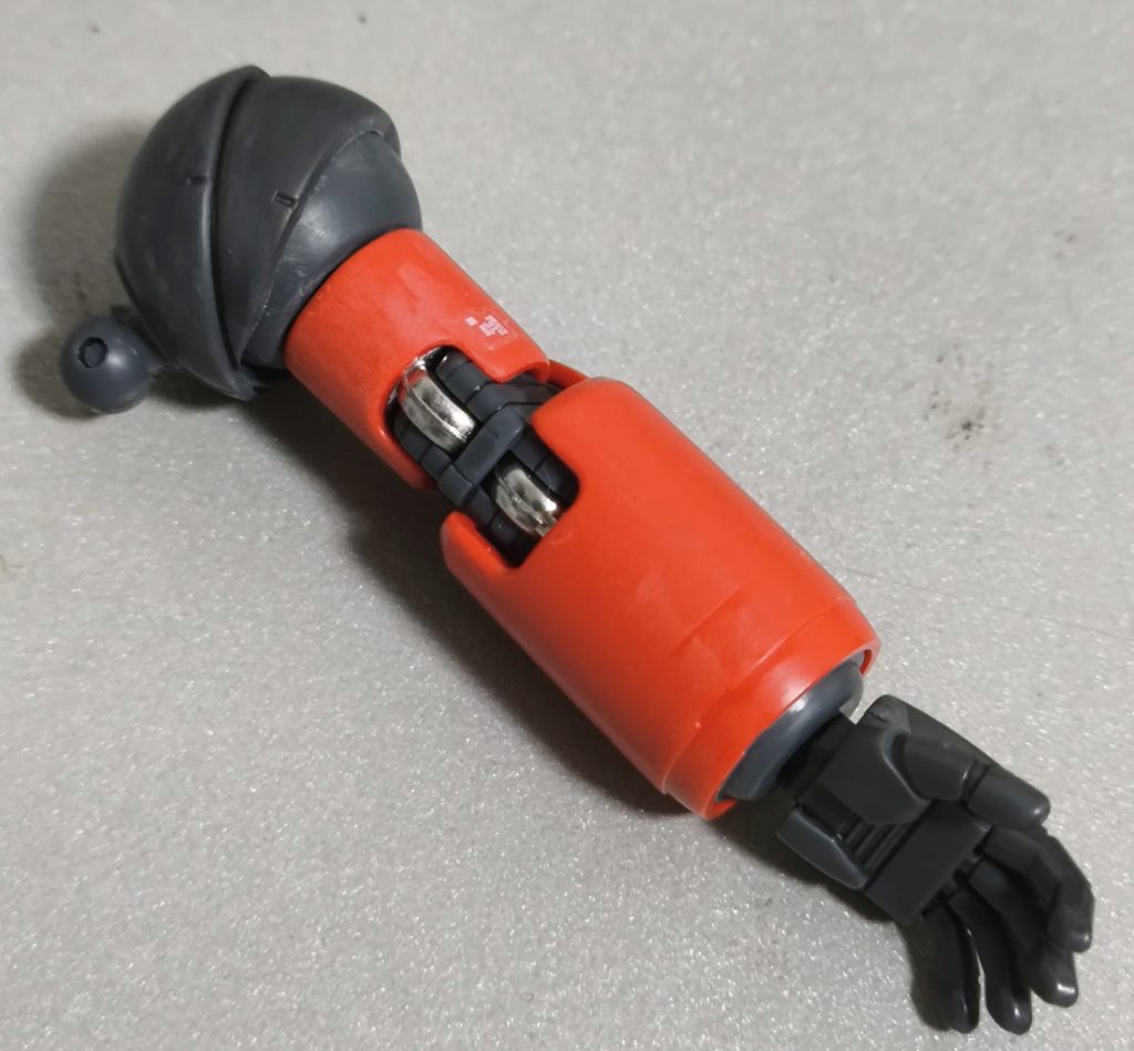 関節のシルバーでチラ見せ効果を狙いました。全体的に800番のヤスリでヤスリがけをしています。