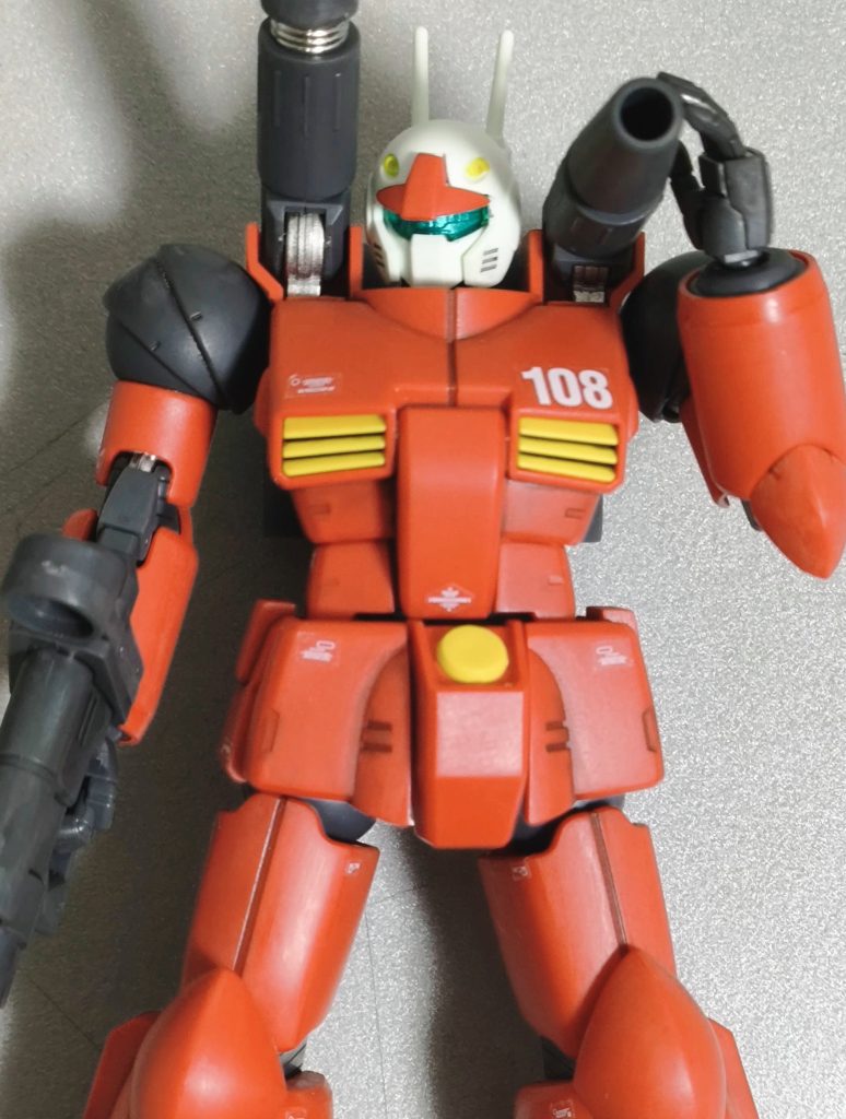 スミ入れをしました。頭のバルカン銃口は黄色で塗りました。RGガンダム(かな？)の余ったリアリスティックデカールを少し貼ってます。ウェザリング前はこんな感じでした。