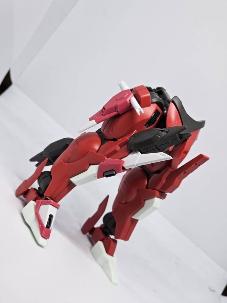 製作途中の際の比較、膝にあったガードマインのモールドはどうしても活かしたかったので、この後足首の正面装甲あたりに貼り付けています、個人的には足元が貼ってつけただけのようにしか見えないのが残念なところ……