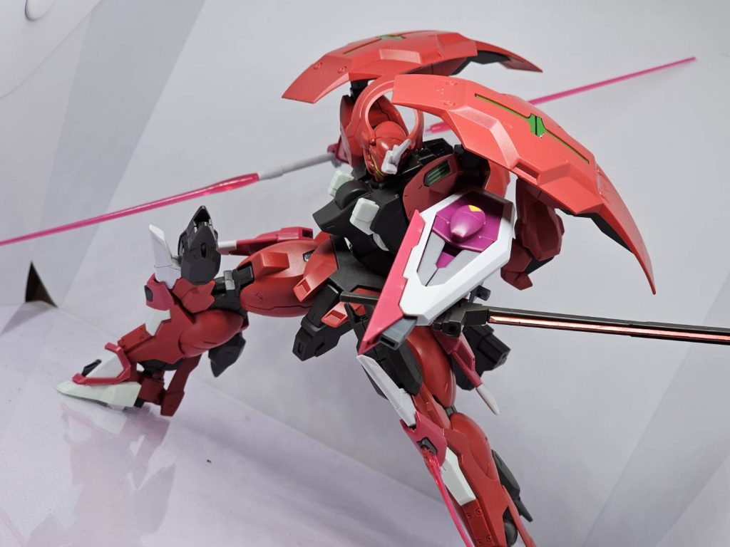 基本的にはダリルバルデの戦闘スタイル同様パイロットは機体本体の操縦を、フォランテスを含むそれ以外のドローン兵器に関しても意思拡張AIを用いたパイロットの支援を主に行う設定です、この機体もビルド世界で使われて欲しいなーとは思っています