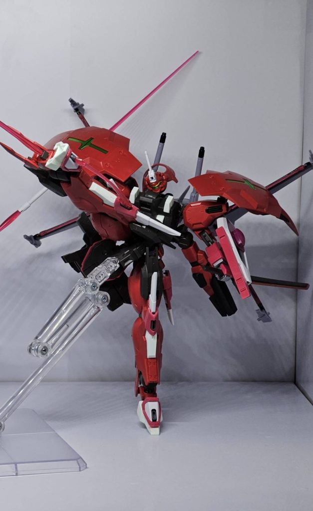 脚部はインフィニットジャスティスのビーム重斬脚の要素とは別に、足裏からもサーベルを発生させられます、これにより蹴りを含めた格闘戦のリーチが相手より有利になる他、シャクルクロウ使用中に相手につかみかかり、そこからビームを発生させて切断……なんて荒業もできるのではないでしょうか