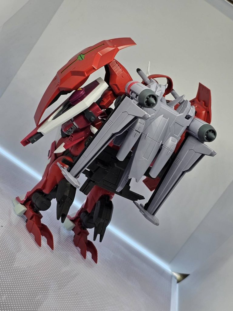 クオリア同様ベース機に混ぜたい機体を切り貼りしたやり方で制作しています、背面にフォランテスが取り付けられるようにイーシュヴァラは足に移動させており、可動範囲の妨げにならないようになるべく干渉の少ない位置に計4カ所、画像だとフォランテスで隠れて見えませんが砲撃特化タイプのイーシュヴァラもセラフィムガンダムのGNキャノンをベースに制作しています