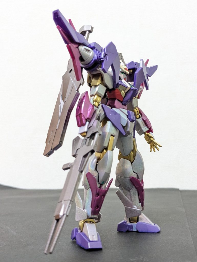右側面武器は成形色がメタリック気味だったので塗らんくてイイかもとは思いましたが、他の部分との統一感の問題から、結局塗りました。以下、ポーズ行ってみます!!