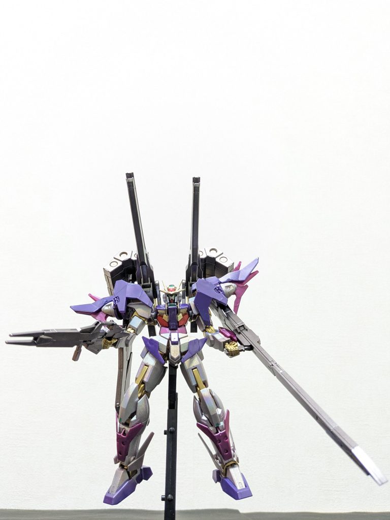 増加ユニット装備!!成形色のライトブルーのままだと、本体の紫と目移りすると思い、ガンメタに変更。結果、成形色ガンメタっぽかった他の武器も塗る羽目になったってことです😅なお、両手両足に着けるマルチミサイルランチャーは、シルエットがモッサリするのと、せっかくの赤紫パーツが隠れてしまるので、最初から着けないことにしました(流石にパーツ捨ててませんが、塗装はしてません)。