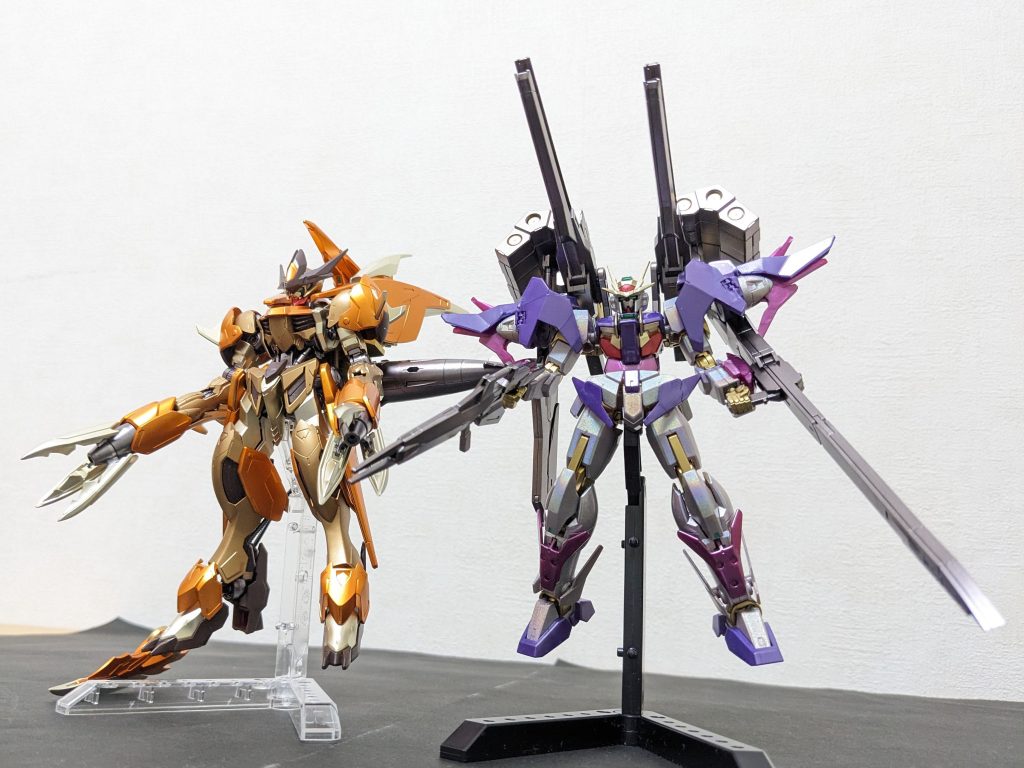 前作とパシャリ📸どっちも、方向性は別なものの、やたら派手なガンプラだな💦