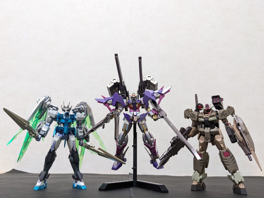我が家のダブルオー系揃い踏み!!ビルドシリーズほとんど観たことなく、ダブルオーに至っては全然なんだが😅三者三様のアレンジがどれも決まるのは、元デザイン、元キットのポテンシャルが高いんでしょうね😄