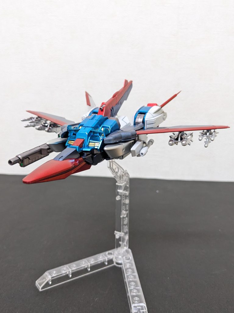 中の人はホンモノなんです!!MA形態ナナメ前。「にせ」とは言え、ザラブ星人やゲルショッカーが作ったワケではなく💦、スーパーロボット大戦の世界線でカミーユが何らかの事情でZGに乗れない序盤の代用機として、ゼータに偽装したコイツに乗るという、中二病感満載のヤバい脳内妄想設定に基づいてます😅。敵のモブパイロットの戦意喪失と、敵部隊にヤザンやらジェリドやらの粘着質で厄介な御仁がいた場合に引き付けるのを狙いとしたカラーリングで、発案者はアムロ大尉😅。機体のスペックは技量で補え!!という鬼の仕打ちです💦
