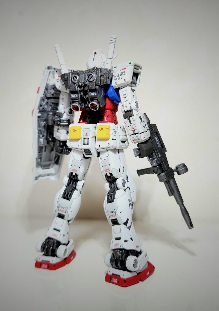 バックパックや武器類をサーフェーサーEVOガンメタで塗装。