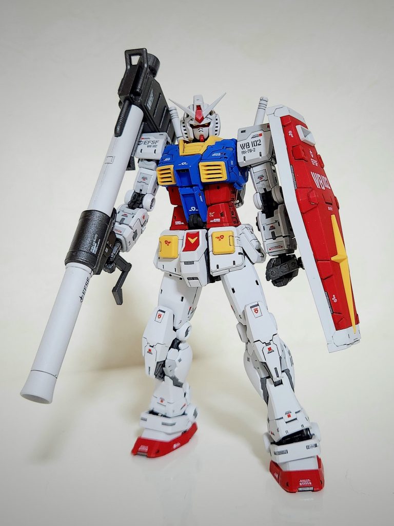 伸縮ギミックがついたバズーカ。この銃持ち手、保持力は強いけど取り外しが面倒臭いから2つほしいですね^^;