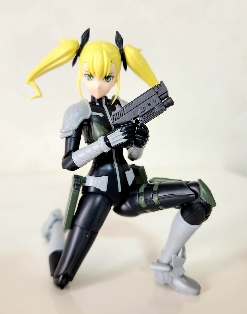 アニメが終わったからか安売りされてた四ノ宮キコル。専用武器の斧がガンプラに使えそうって思って買ってしまいましたww