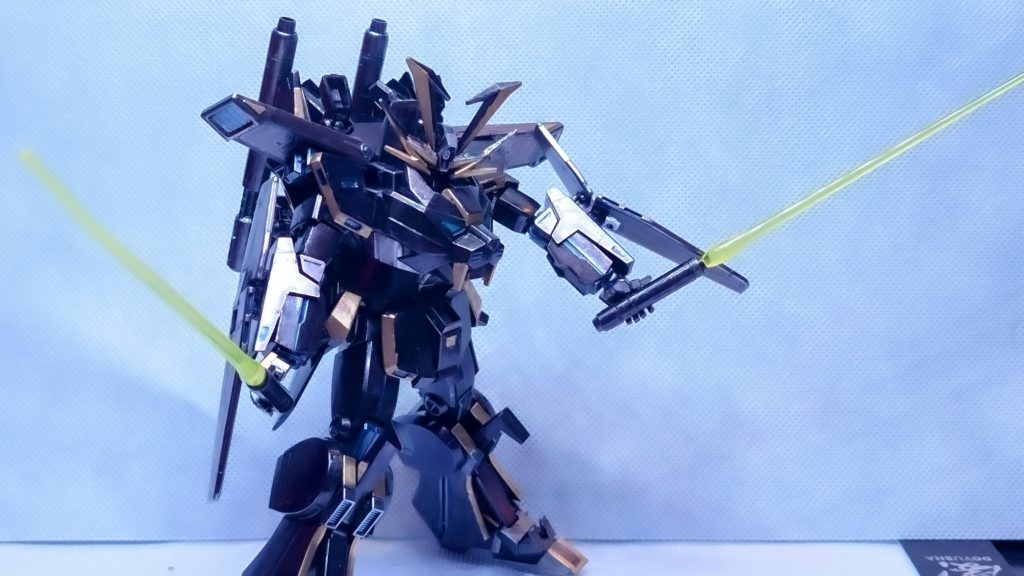 しかしこう見てみるとガンメタリックやダークブルーを箇所ごとに使ってるとはいえ真っ黒❗️ゴールドの差し色がいい感じで効いてて、渋いかっこよさがありますね