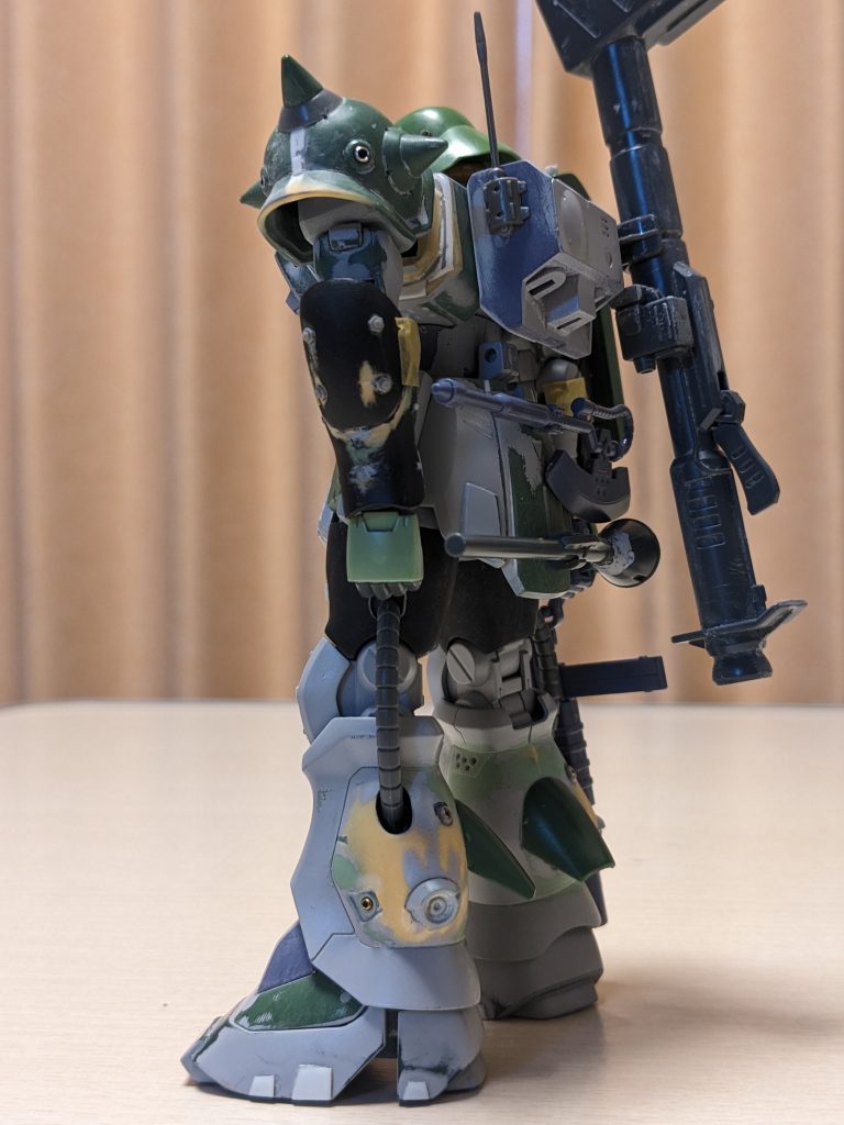 リアショット。残念な事に肩のパーツまで前後に潰されたように平たくなっていたので、合わせ目のところでこれまた2ミリ幅増ししてます。どうもこのキットは2ミリ増すのが正解なのかなと思いました。