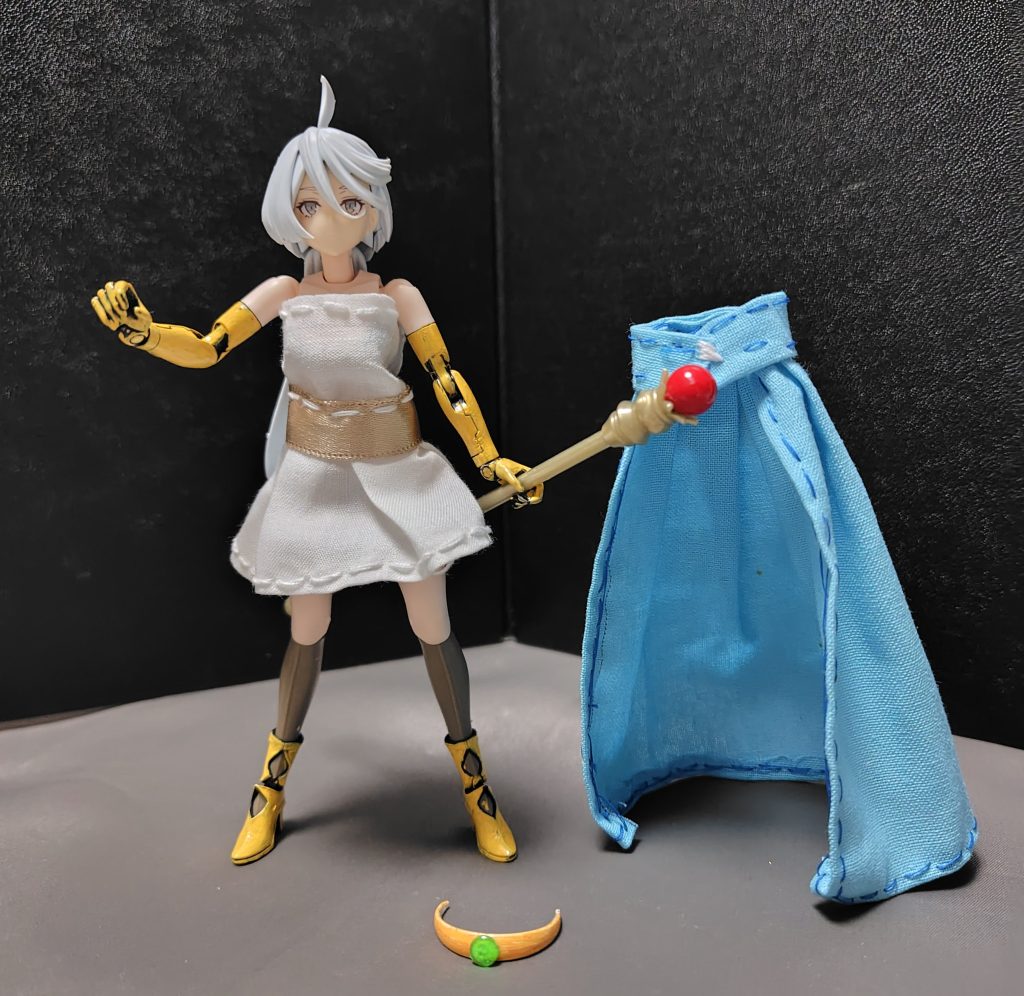 マントを脱げばこんな感じです。被り物のサークレットは代わりにヘアバンドを用いています。※両面テープで脱着可能です。