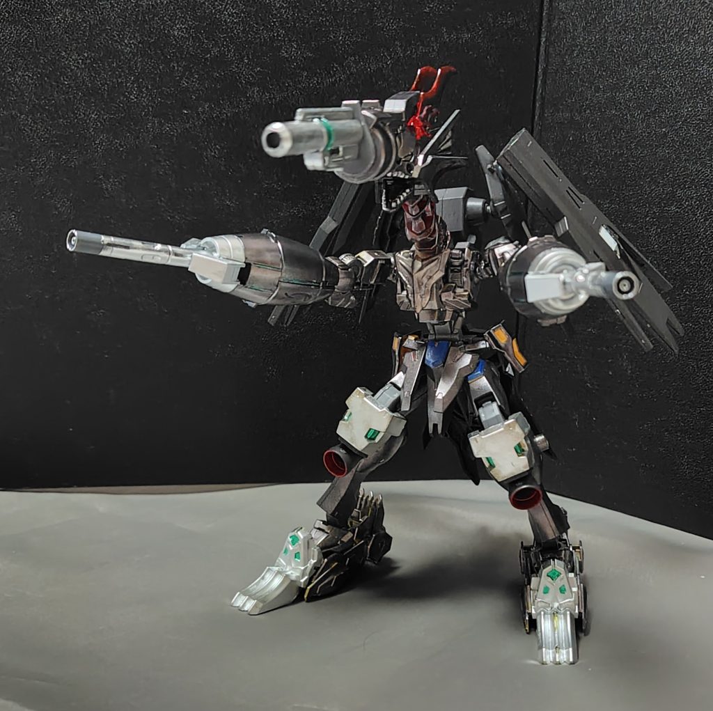 両腕の筒状のパーツはアウンリゼアーマーの腕パーツを移植しています。※砲身はコトブキヤのを使用しています。