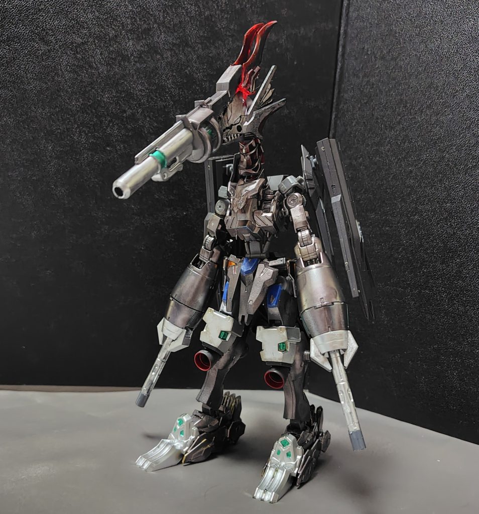 普通に立たせるとMG並みの高さになります。