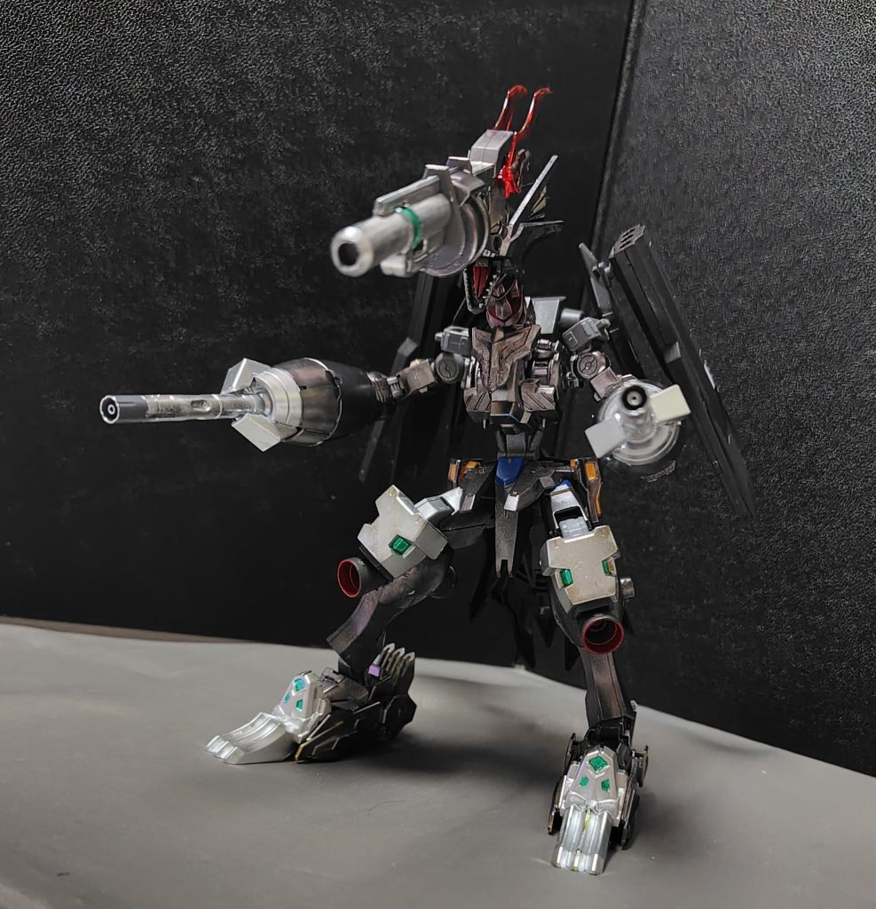 頭部の砲身は漏影が使用していた輪胴式グレネードランチャーを移植しています。