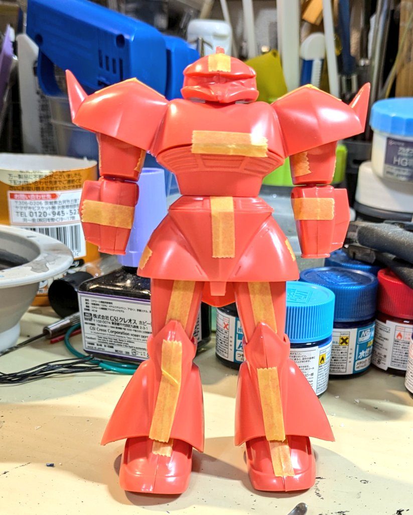 上半身にボリュームがありすぎるので、バランス悪く見える。小さすぎる足首の大型化と脚部の関節調整でバランスヲ改善。