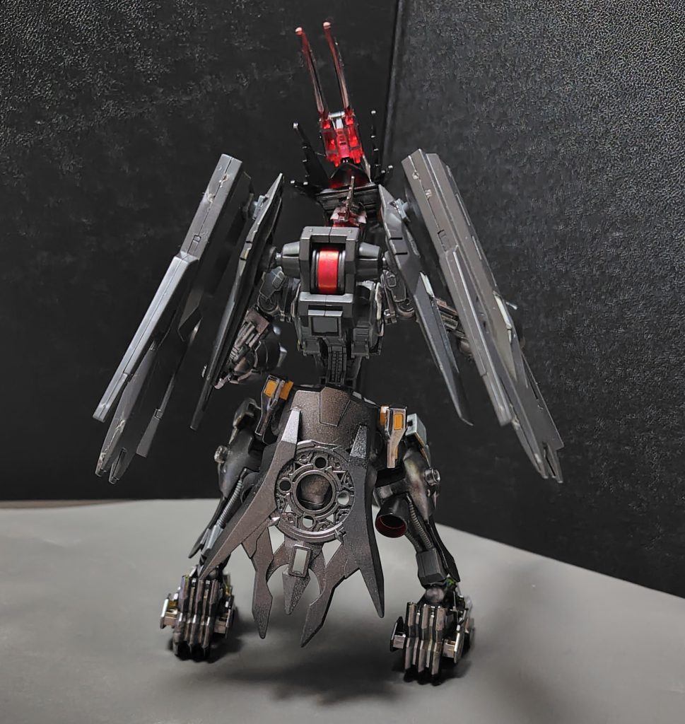 リアビュー背中のバックパックはヴィダールのをそのまま使用しており、腰のスラスターも翼部として追加しています。