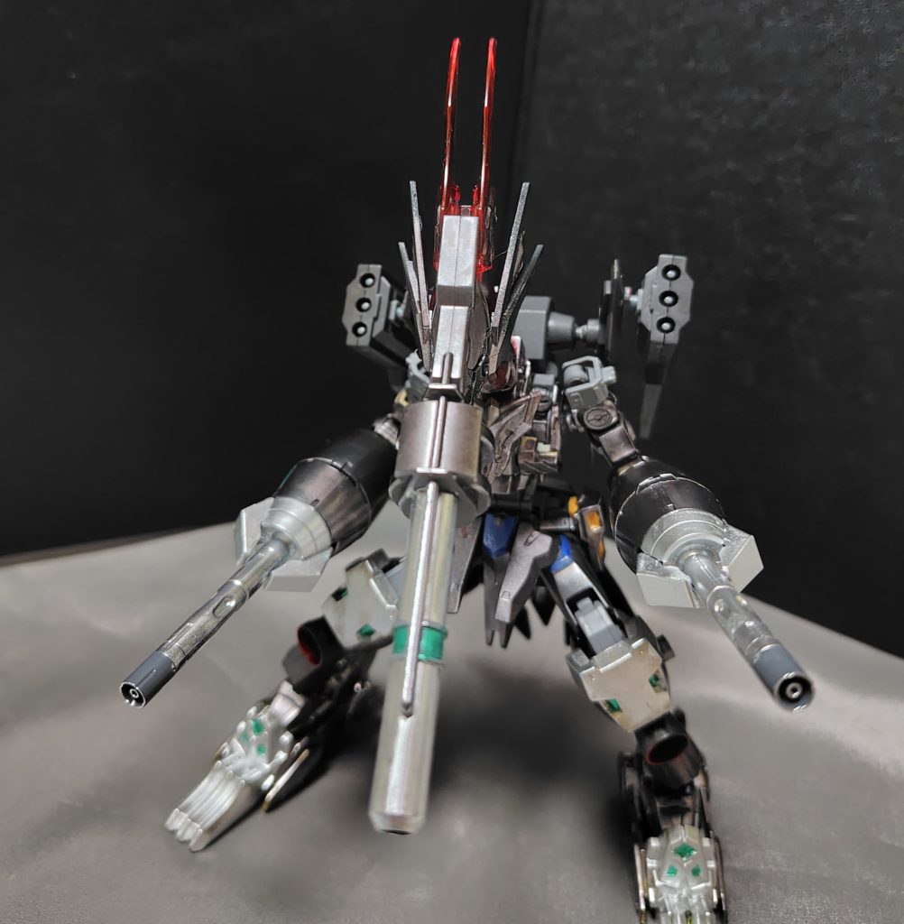 バックパックに追加装備としてミサイルランチャーを搭載しています。