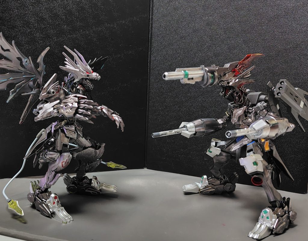 鉄血龍とは敵対関係に当たります。※レッドアイズブラックメタルドラゴンとリボルバードラゴンのバトルをイメージしています。