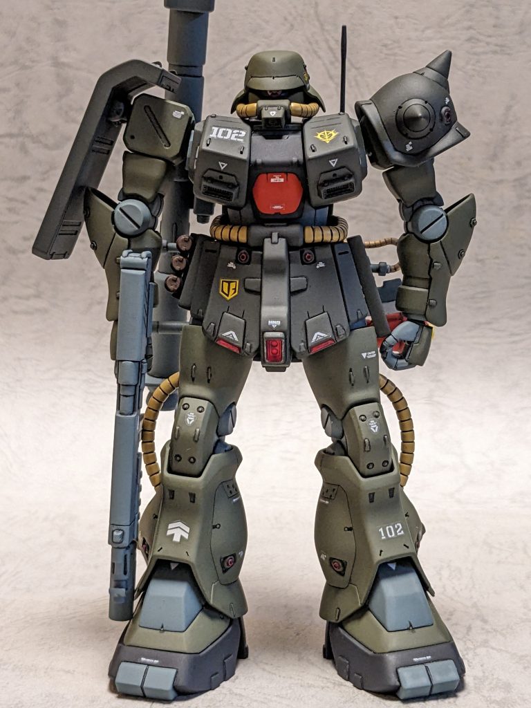 正面からのショット。hgucとしてリリースされて数年経っていますが、作った印象としては、とにかく薄くて細い。ボリュームアップをテーマに各部の改造及びミキシングをしました。