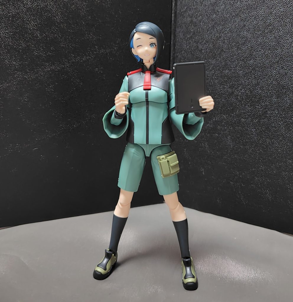 ニカ姉のズボンはスレッタと同じ長さになりますが、ここも改良されており他の30MSボディとの流用が出来るようになってます。同日発売された30MSのボディパーツと同じ構成になっているのかもしれませんね。※スレッタのズボンと股部分はボールジョイントなので、30MSとの互換性が無いという弱点あり。