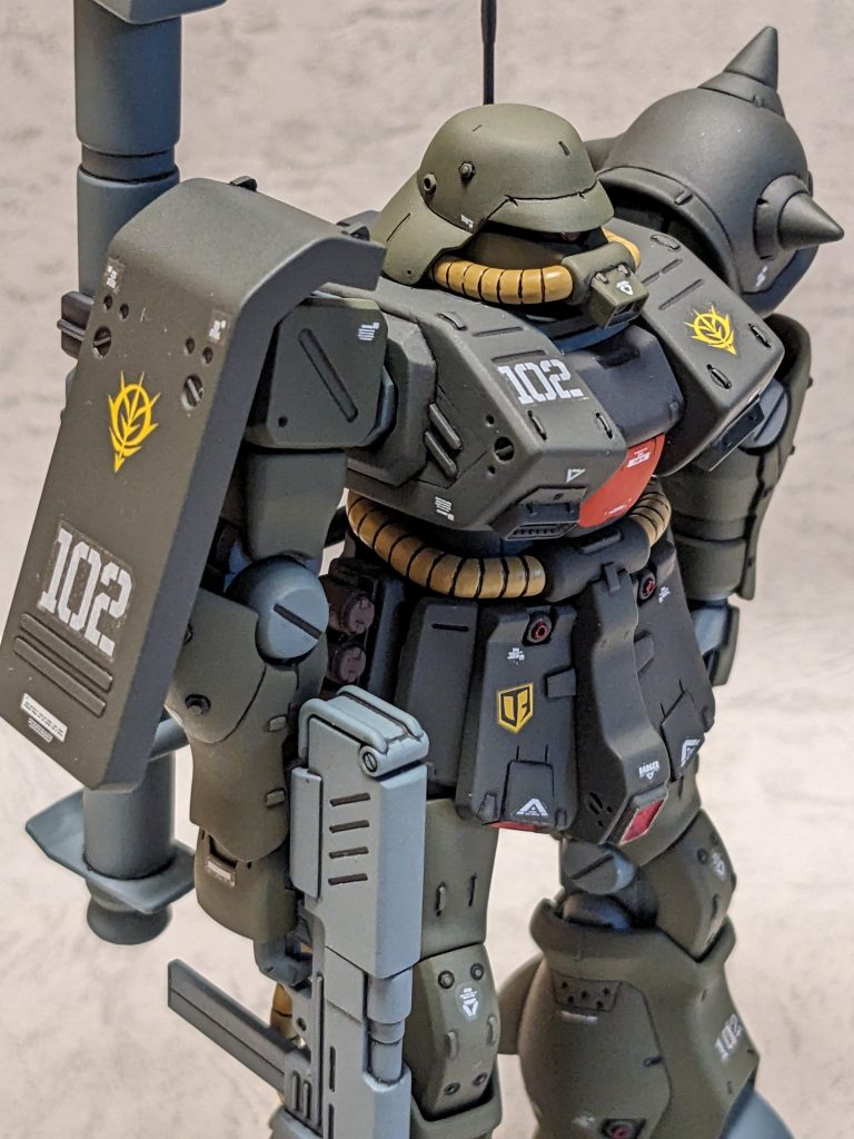 反対側からのショット。シールドにある丸一モールドと点々のディテールを胸の横と股間の横にも付けて統一感を出しました。出渕氏デザインといえばブチ穴だと思うのですが、装甲に穴開けるのもなーと思いふくらはぎ内側にだけ足しました。(元々脇腹とかにありますので。)