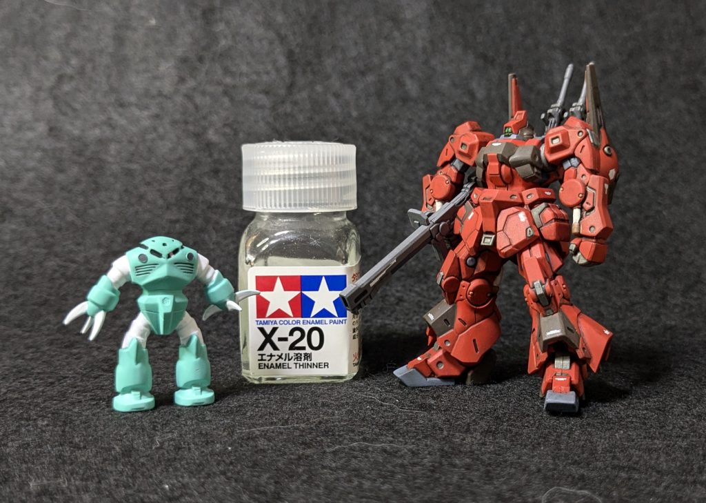 よく比較される塗料瓶と情景モデルに付属のおまけズゴック。