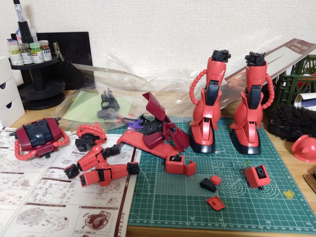 洗浄してみるとタバコのヤニやらホコリが大量に出てきて大変でした。前の持ち主の作り方もかなり雑で、組み間違えが多くてパーツをランナーからもぎ取ってえぐれた跡が大量にあったので全てパテで修正してます。