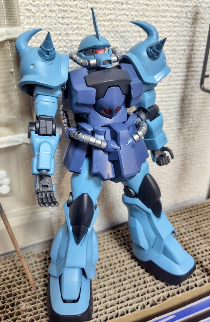 ウェザリング前のグフカスタム。モノアイは百均に売っていたネイル用のシールを使用しています。