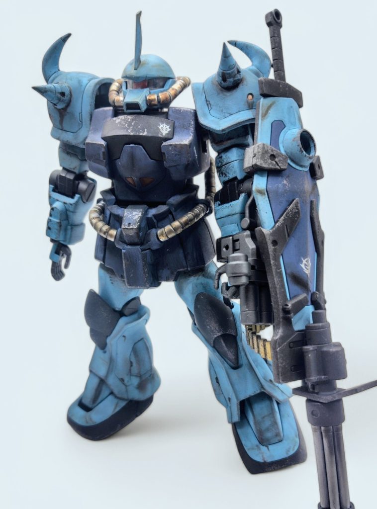 今回は後ハメ加工に初挑戦しました。腕の後ハメでは、右腕が上手くいったのをいい事に調子に乗って、左手首に穴を開けるという惨事が起きました。しかしおかげでこちらも初体験のプラ板加工を習得しまして、デティールアップにも繋がったので結果オーライといったところです。