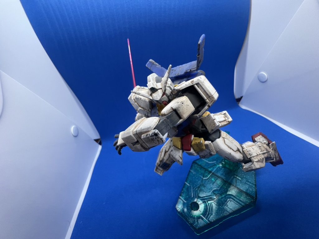 ビームサーベルで斬りかかるポーズ。先ほどのシールドが破壊されてしまった想定です