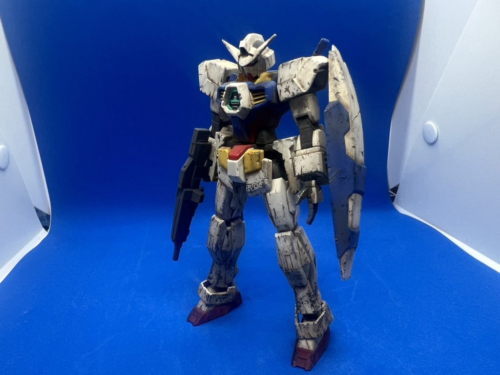 正面からのショットです。ウェザリング&チッピングのみでも貫禄がでるのでやはりこの制作方法はいいものです。大げさに傷つけている場所もありますがガンプラバトルでついた傷なのでご愛嬌。最後に、ハーメルンにて合作として連載中のこちらhttps://syosetu.org/novel/357199/の作品の主人公、ソラザキ・ミツキの機体として本機が登場しています。ミツキと仲間たちがラブコメしてたり、今後はオリジナルの改造機体も登場予定ですので、お時間があれば見てくださると嬉しいです!閲覧ありがとうございました!