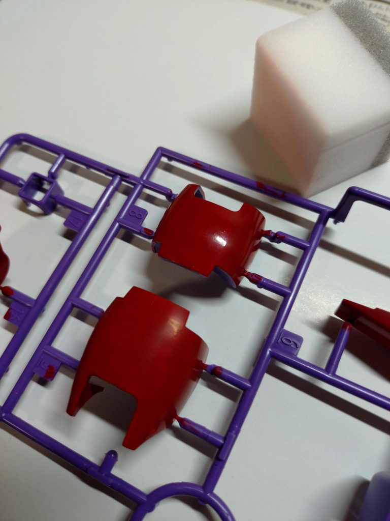 簡単つや消しであります。メラニンスポンジで軽く磨くと反射が変わってつや消し効果に。分かりづらいけど、下のパーツがスポンジで磨いた、つや消し状態であります。賃貸暮らしの為、これからもニオイの気にならない制作工程を紹介するであります。ここまでご覧いただきグラッツェであります。