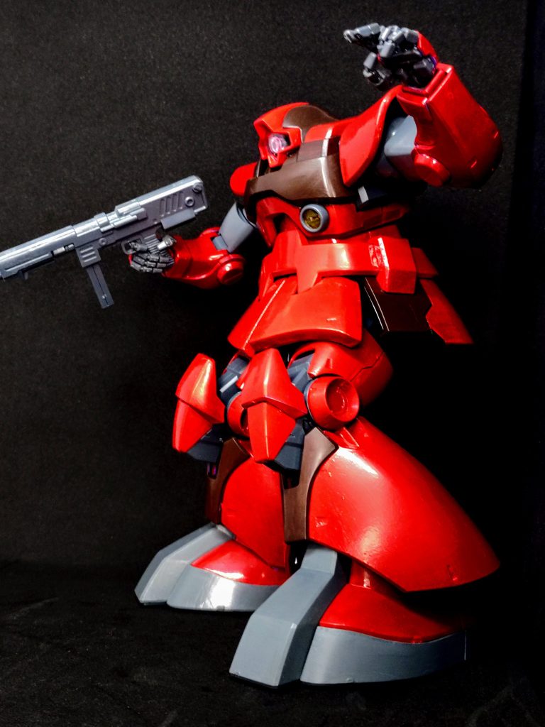 マハラジャ・カーンによる地球連邦との穏便な対話方針に賛同していた為、赤い彗星を連想させる同機体に搭乗する事はほぼ無かった。