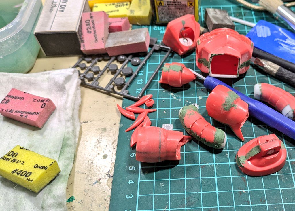 合わせ目の処理はフイニッシャーズのプラパテで