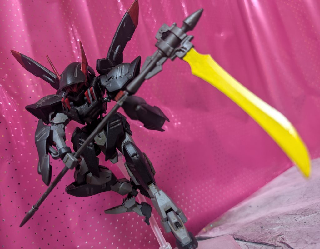 グレモリーの主武装のバトルアンカーは差し替えで大鎌にすることが出来ます。刃の部分は30MMエネルギー武装の刃の部分を加工して取り付けしてぃます。、なお、大鎌の刃の部分はバエルソードやヴァルキュリアソードと同じ希少金属で精製されているというオラ設定にしてます(笑)