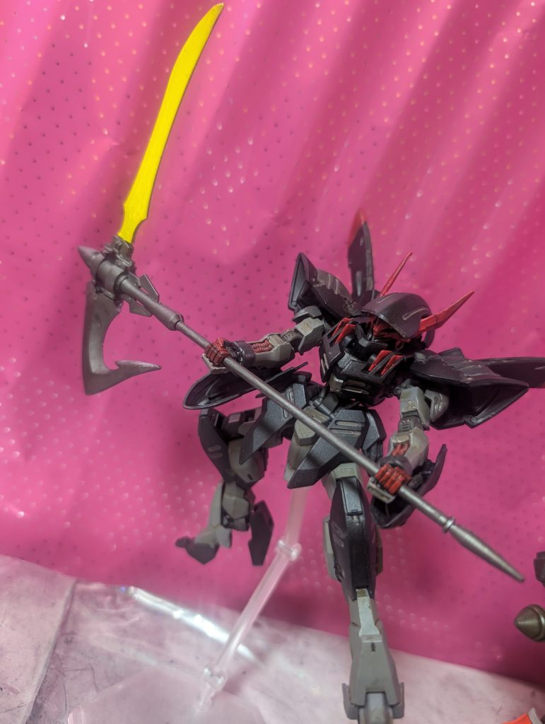 両刃仕様も!!ただ片刃仕様でも安定しないのに両刃仕様にすると余計にクルリとなってしまいます💦鉄血のガンダムフレームのキットは組みやすいです。ただパーツのポロリが多いっす😅😅😅