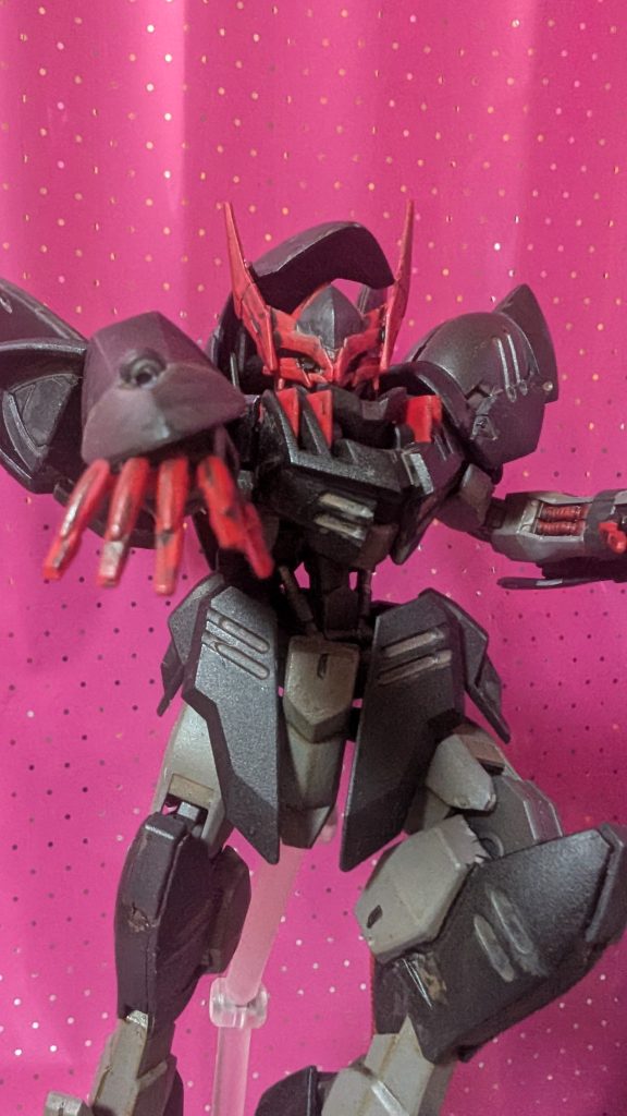 赤いカラーリングはスコープドッグレッドショルダー仕様のように血をイメージしたつもりですが、つや消しレッドにガンダムカラーほかしペン(黒)で汚してみました。