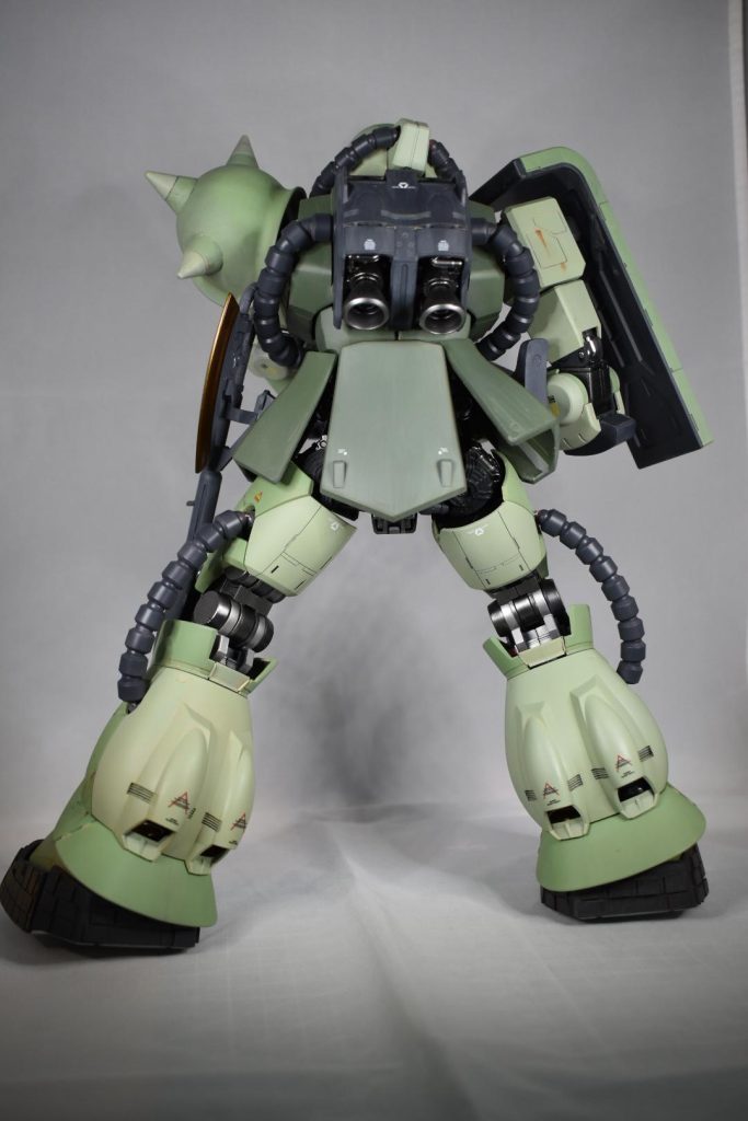 関節やバーニアは金属色にして外装とのメリハリをつけてます。