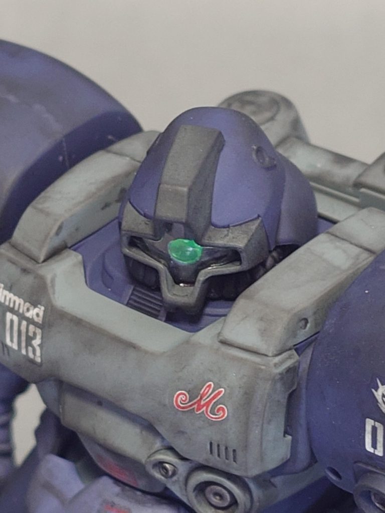 モノアイレールの赤はグレー系で塗りました。                    空間戦闘で赤は目立つのでは?と思いまして極力目立つカラーは排除したつもりです。  スプレッドビームもメタルブラックで塗装しました。                  モノアイはHアイズのグリーンを埋めてみました。