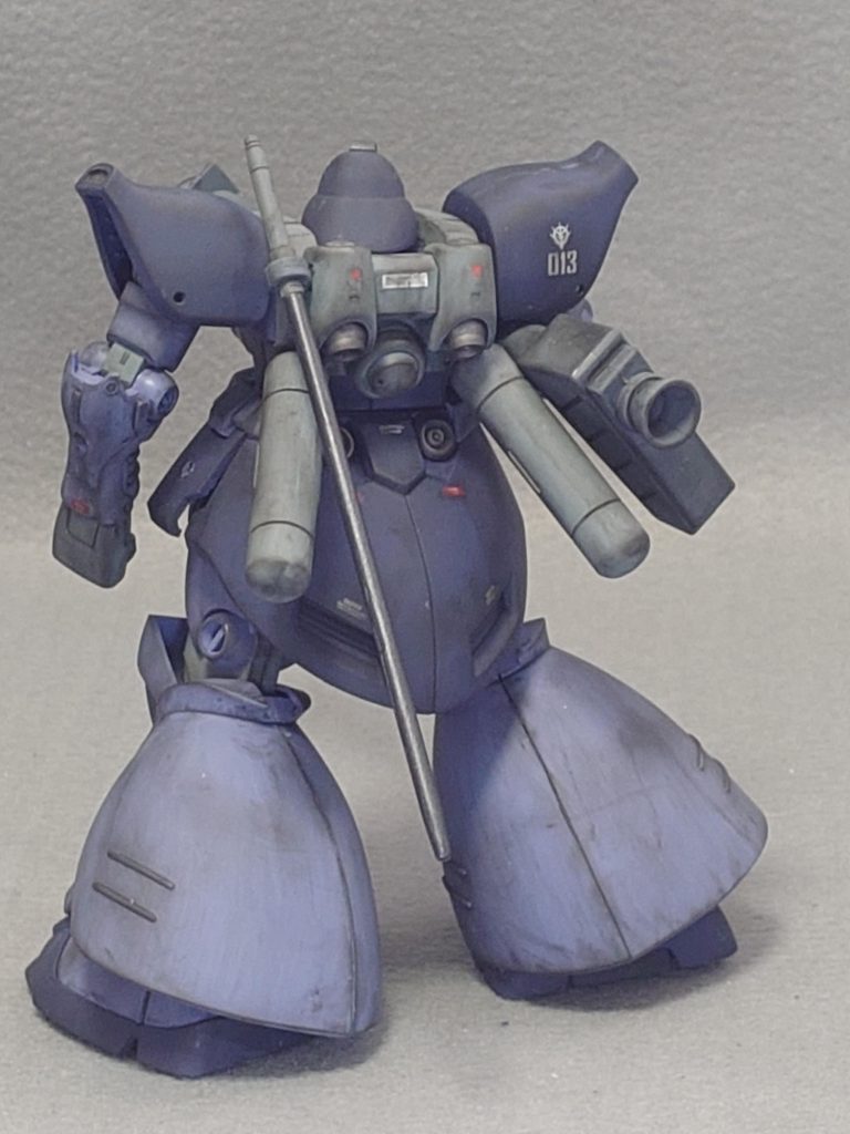 プロペラントタンクとヒートサーベルを装着してみました。              ドムと言えばヒートサーベルですね(^o^)    ヒートサーベルもメタルブラックで塗装しました。