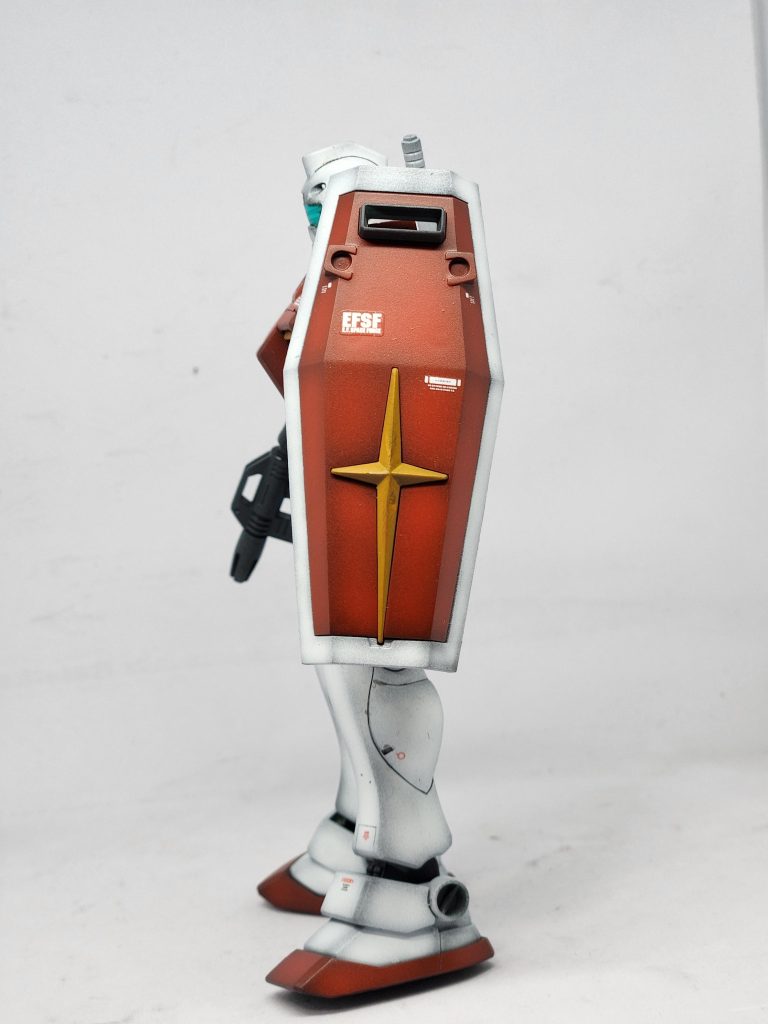 横。デカール貼りしてて、よく見かけるシールドの『E.F.S.F』のでっかいverなんですが、皆様は何のデカールを使用しているのでしょうか？皆目見当もつかない為、ちっちゃいので誤魔化してますが、今後の参考に教えて頂きたいものです💦