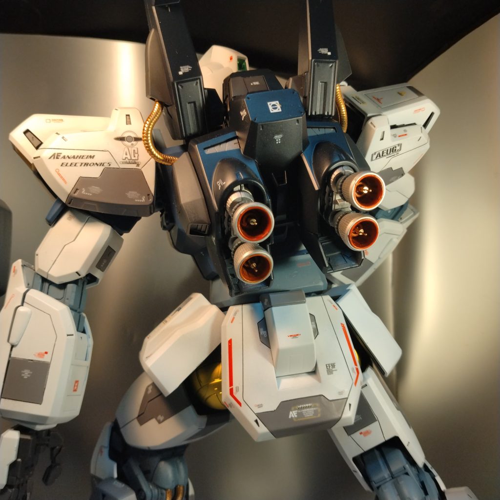 今回はバーニアにだけディテールアップの為にメタル系使いました!このキット動力パイプとかメタル系なんですよ!なのでそれを活かすためにも今回は余り自主的にメタル系使いませんでした!(笑)