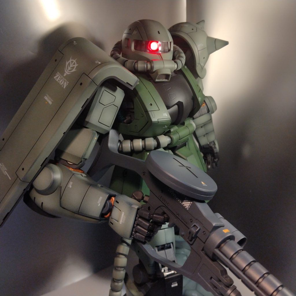 ほぼシャアザクと同じスジ彫りですが！所々変えました！（笑）