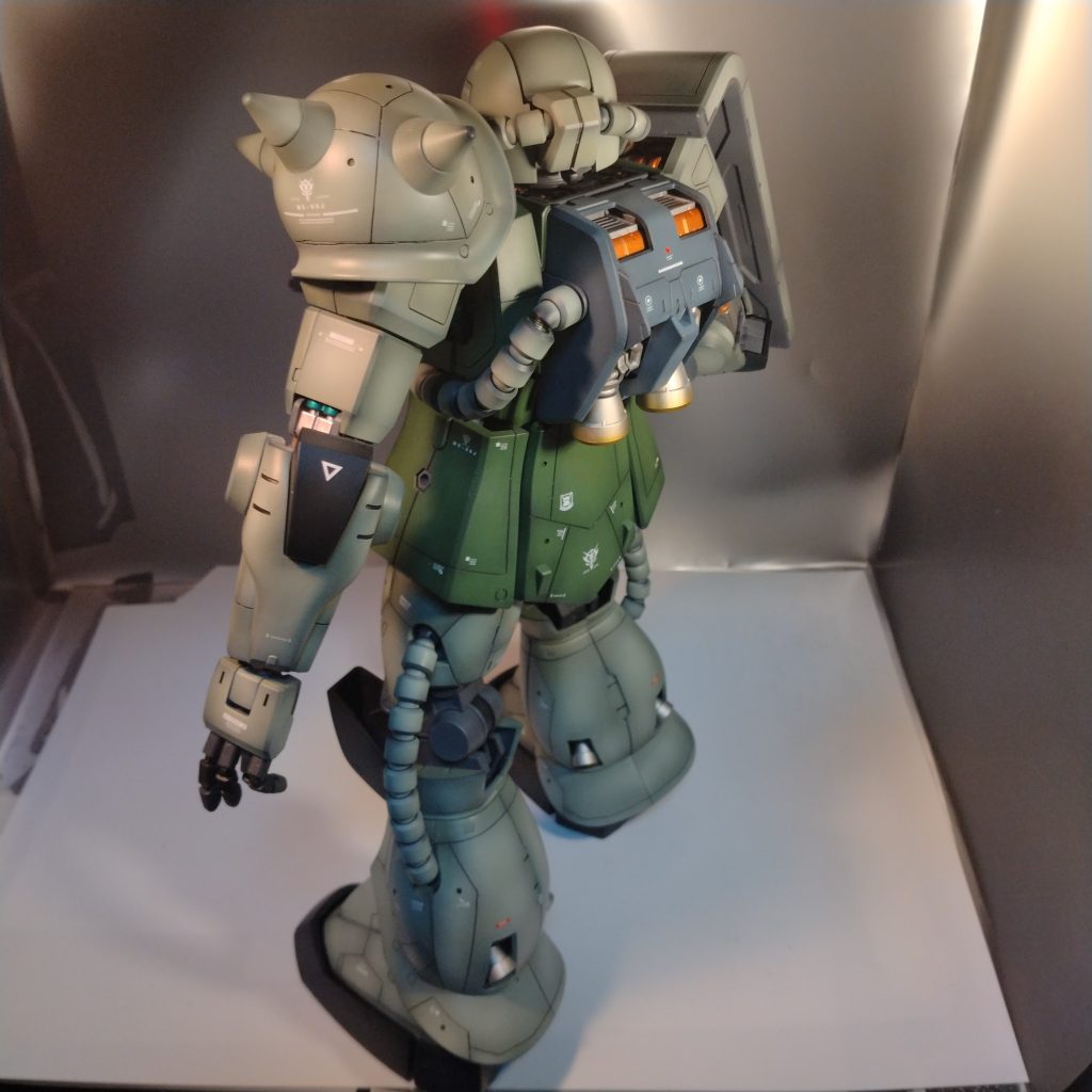 最後まで悩んだ結果ですが！この前に製作したシャアザクに合わせる為にウェザリングはしませんでした!（笑）